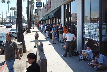 The beginning of the line (that square blue sign at the top in the distance is Dave's)...