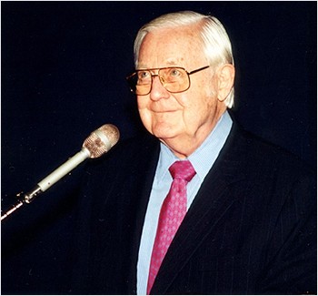 Robert Wise addresses the audience before the film.